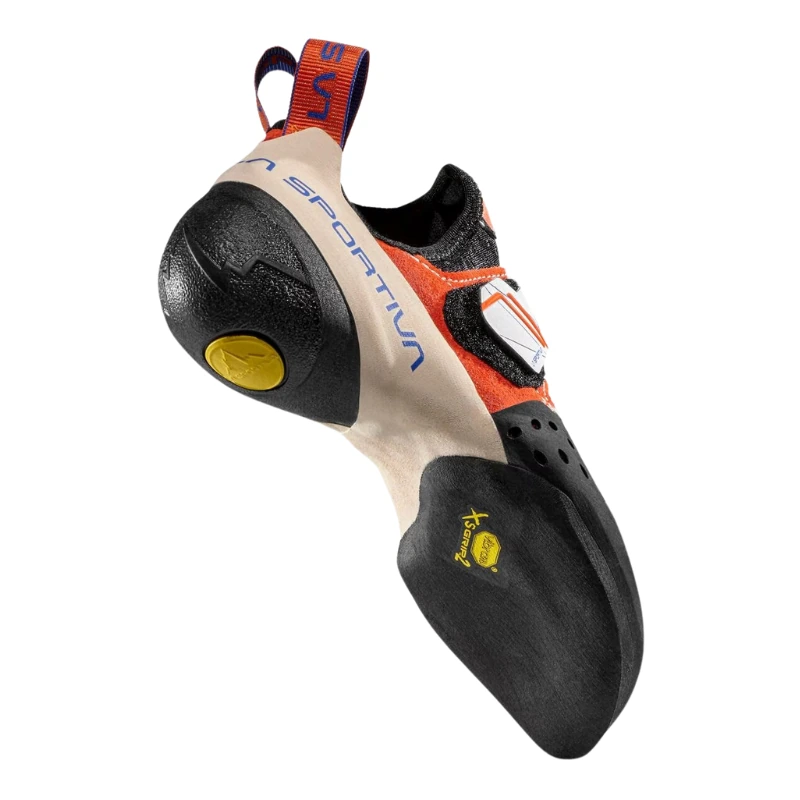 La zapatilla de escalada La Sportiva Solution (copia) tiene una suela negra, parte superior naranja y beige y una marca azul en el talón. Está diseñada para escalada técnica con una correa de velcro para un ajuste seguro.