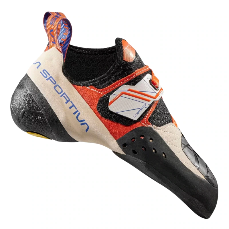 La zapatilla de escalada La Sportiva Solution (copia) presenta una variedad de colores (negro, rojo y beige) confeccionados con diversos materiales. Cuenta con una correa de velcro con detalles en naranja y el logotipo de la marca en el costado, ideal para escalada de alto rendimiento.