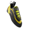 El zapato de escalada La Sportiva Miura en amarillo y negro presenta un diseño asimétrico hacia abajo con cordones, marca en el lateral y la lengüeta, un lazo en el talón y una suela negra que mejora el rendimiento.