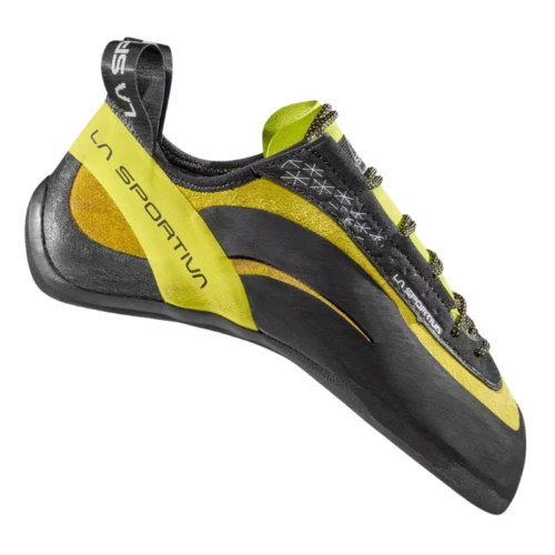 El zapato de escalada La Sportiva Miura presenta un diseño amarillo y negro con cordones, una forma elegante y puntiaguda y una destacada marca "La Sportiva", que ofrece estilo y rendimiento para los escaladores.