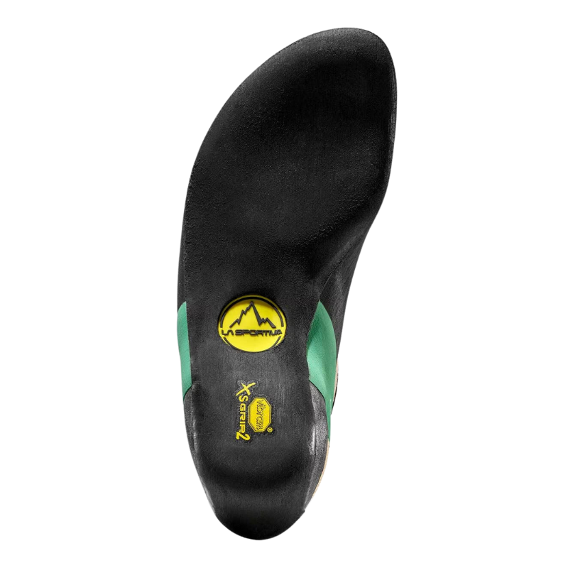 Una vista detallada de la suela del zapato de escalada La Sportiva Miura Mujer revela un diseño negro con un logotipo de montaña verde y amarillo, resaltando su forma curva y ergonómica para un excelente agarre y textura.