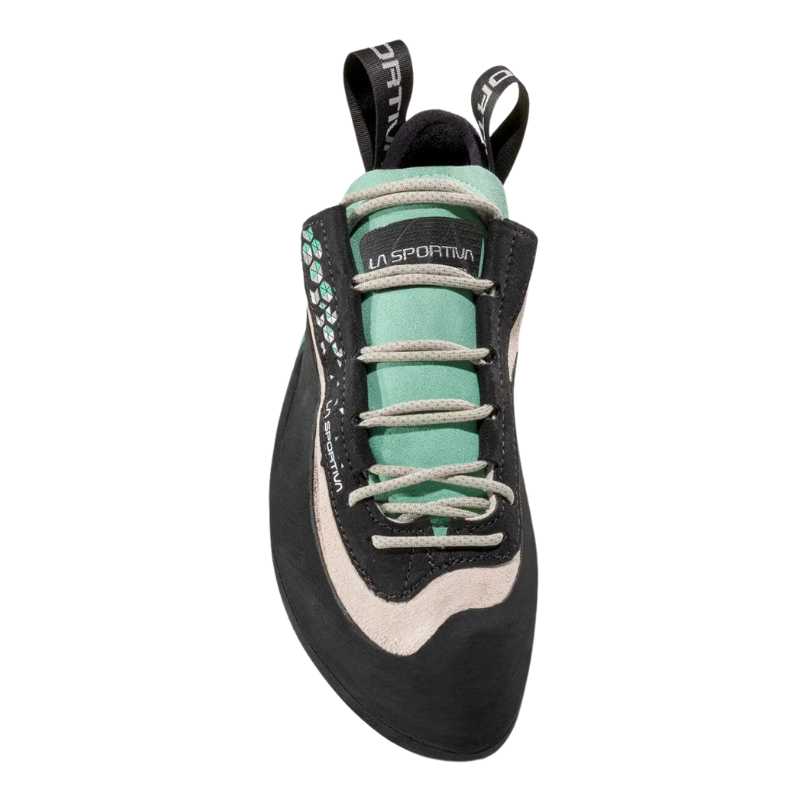 La zapatilla de escalada La Sportiva Miura para mujer presenta una puntera negra, lengüeta turquesa, detalles en beige y cordones verde menta. La marca "La Sportiva" se muestra de forma destacada en la lengüeta y el lateral.