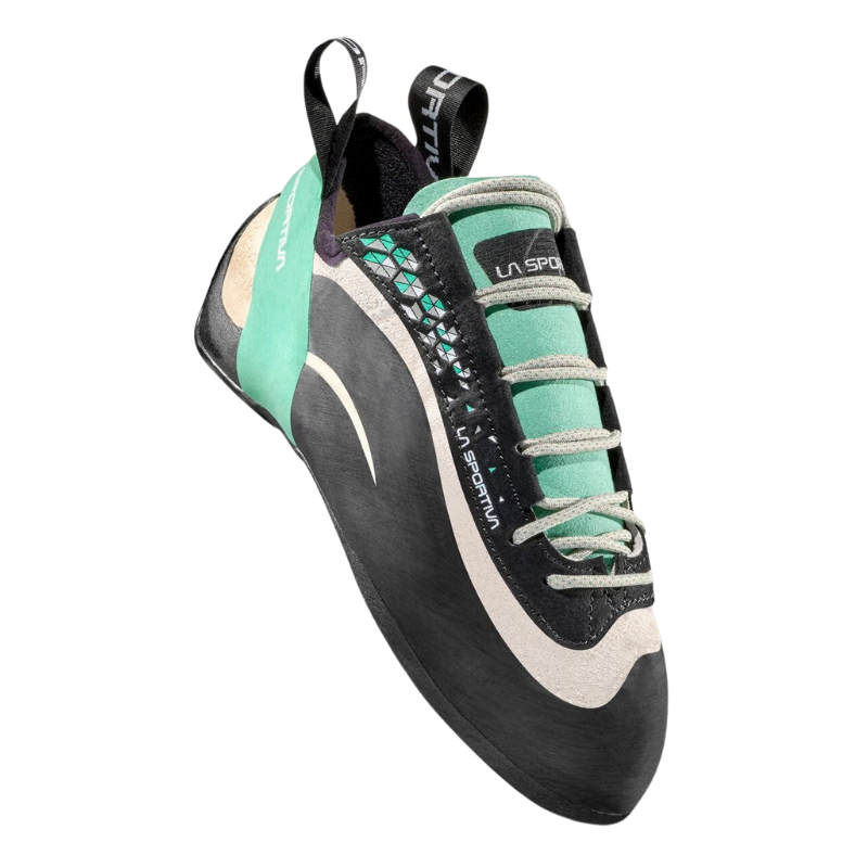 El zapato de escalada La Sportiva Miura Mujer en verde y negro presenta detalles en blanco, un diseño con cordones y una exclusiva suela de agarre de goma, vista desde un ángulo.