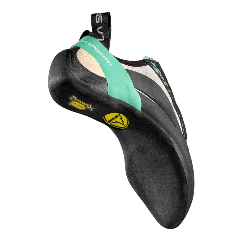 La zapatilla de escalada La Sportiva Miura para mujer es un calzado de escalada negro y verde con puntera curva, suela de goma resistente, correa de velcro, marca lateral y presilla en el talón para facilitar su transporte. Ideal para escalada en roca.