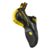 La zapatilla de escalada La Sportiva Theory es un calzado de escalada negro y amarillo con una distintiva suela curva. Tiene la marca en el lateral y presillas en el talón para mayor comodidad, mientras que sus vibrantes detalles en amarillo resaltan el elegante material negro, lo que le da un aspecto deportivo mejorado.