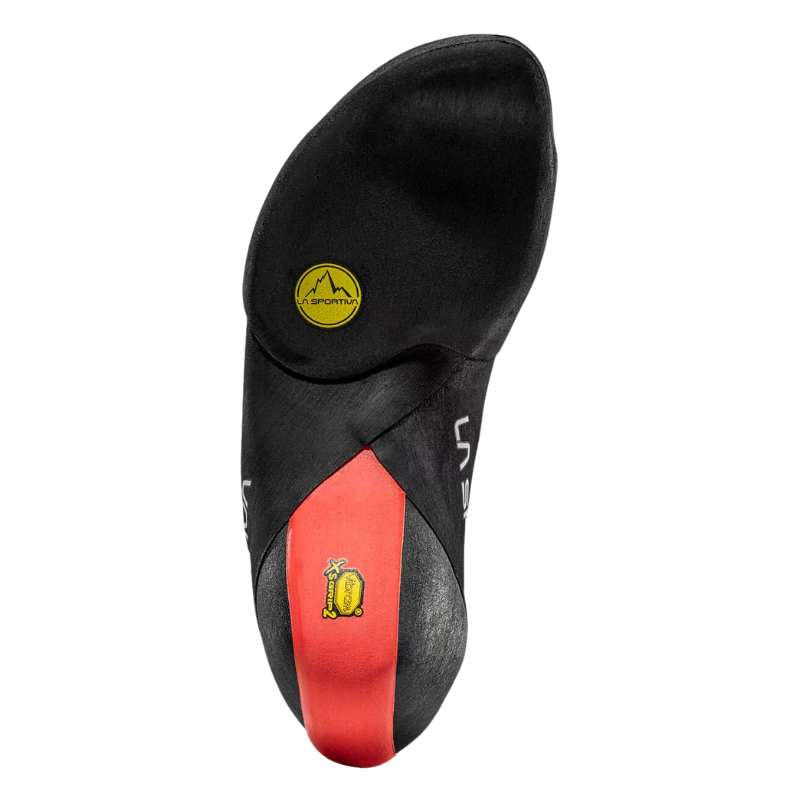 La imagen muestra la parte inferior de la zapatilla de escalada negra y roja, Zapatilla de Escalada La Sportiva Theory (copia), con puntera redondeada y suela de goma. El logotipo presenta un símbolo amarillo de La Sportiva y un pequeño emblema amarillo cerca del talón.