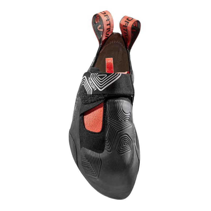 La zapatilla de escalada La Sportiva Theory (copia) es un pie de escalada negro y rojo con una suela resistente, patrones geométricos, dos tiradores en el talón y una correa segura en la parte superior para un rendimiento máximo en ascensos desafiantes.