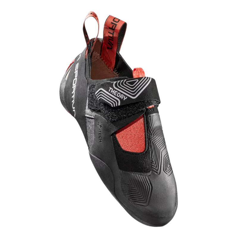 La zapatilla de escalada La Sportiva Theory (copia) presenta un elegante diseño en negro y rojo con correas de velcro, una suela de goma texturizada y muestra de manera prominente la marca "Sportiva" y el nombre del modelo "Theory" en su costado.