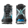 Las botas de montaña La Sportiva Trango Tech GTX Mujer están disponibles en negro, gris y azul agua. La bota izquierda está orientada hacia adelante y la bota derecha está girada para resaltar su excepcional pisada y soporte del tobillo.