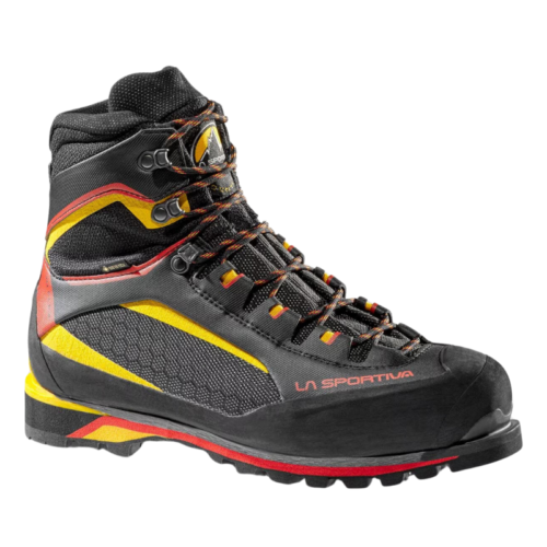 La bota de montaña La Sportiva Karakorum Evo GTX (copia) es una bota de senderismo de caña alta en negro, rojo y amarillo con una superficie texturizada, detalles llamativos, cordones rojos y suelas con dibujo grueso, ideal para terrenos difíciles.