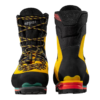 Las botas de montaña La Sportiva Nepal Evo GTX son unas botas de montaña de color amarillo y negro con cordones de colores. La bota izquierda se muestra desde el frente y la derecha desde atrás, resaltando los detalles vibrantes de la suela en rojo y verde, que muestran su diseño robusto.