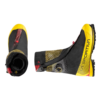 Un par de botas de montaña La Sportiva G2 Evo en negro, amarillo y rojo. Una bota se mantiene en posición vertical mostrando el logotipo, mientras que la otra se muestra desde arriba. Diseñadas con una suela resistente y aerodinámicas para aventuras al aire libre.