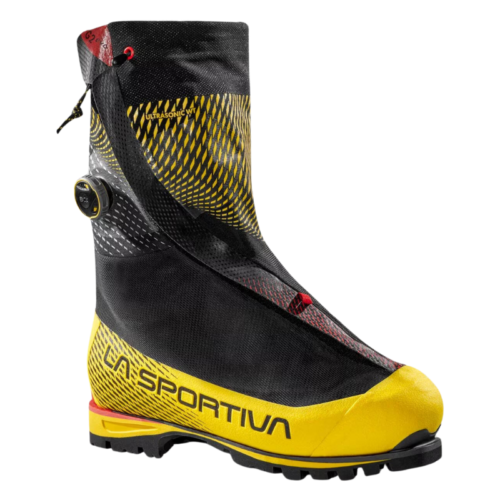 La bota de montaña La Sportiva G2 Evo amarilla y negra presenta un diseño de tobillo alto con un llamativo patrón en rojo y negro. Su suela resistente proporciona una tracción excepcional. La bota muestra el logotipo de "La Sportiva" de forma destacada, lo que la convierte en una excelente opción para los montañistas.