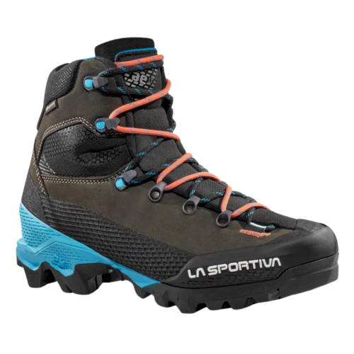 La bota de montaña La Sportiva Aequilibrium LT GTX Mujer presenta un diseño de tobillo alto en verde oscuro y negro con cordones de color naranja brillante y detalles en azul. Ofrece una excelente tracción con su suela duradera, que muestra con orgullo la marca "La Sportiva" en el lateral.