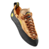 La zapatilla de escalada La Sportiva Mythos es un zapato de escalada de gamuza marrón/negra con un diseño de cordones, detalles de logotipo amarillo en el talón y el lateral, una suela de goma texturizada para mayor agarre y el nombre de la marca en la lengüeta.