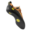 La zapatilla de escalada La Sportiva Mythos presenta una parte superior de gamuza color tostado y suela negra con logotipos circulares amarillos, que se muestran desde una vista lateral en ángulo para resaltar su intrincado diseño y textura.