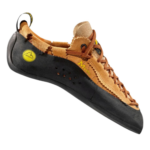 El zapato de escalada La Sportiva Mythos en color tostado y negro cuenta con cordones, una suela de goma de alta fricción y muestra el icónico logotipo de La Sportiva en sus laterales.