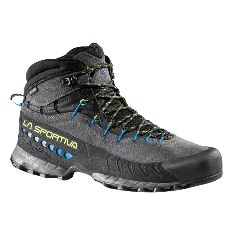 La Sportiva TX4 Mid GTX es una elegante bota de senderismo negra y gris con detalles en azul y amarillo y cordones verdes. Un diseño de tobillo alto y el logotipo de "La Sportiva" en el lateral realzan su atractivo aventurero.