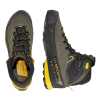 Se muestra un par de botas de senderismo La Sportiva TX5 GTX de color gris y amarillo, una vista superior y la otra de perfil. Tienen cordones negros y suelas resistentes para terrenos al aire libre.