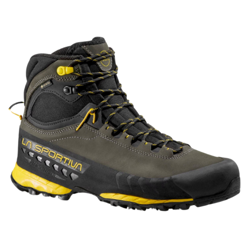 La Sportiva TX5 GTX es una bota de senderismo de caña alta que presenta un diseño en negro y amarillo, cordones amarillos intrincados, una banda de rodadura robusta y el logotipo de La Sportiva destacado en el lateral.