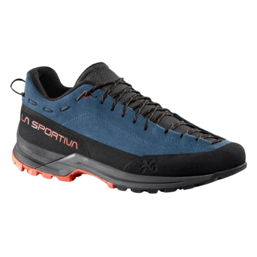 La TX Guide Leather, una zapatilla de aproximación azul y negra, presenta detalles en rojo y naranja y cordones. Su suela texturizada garantiza el agarre, mientras que la icónica "La Sportiva" se muestra con orgullo en el lateral.