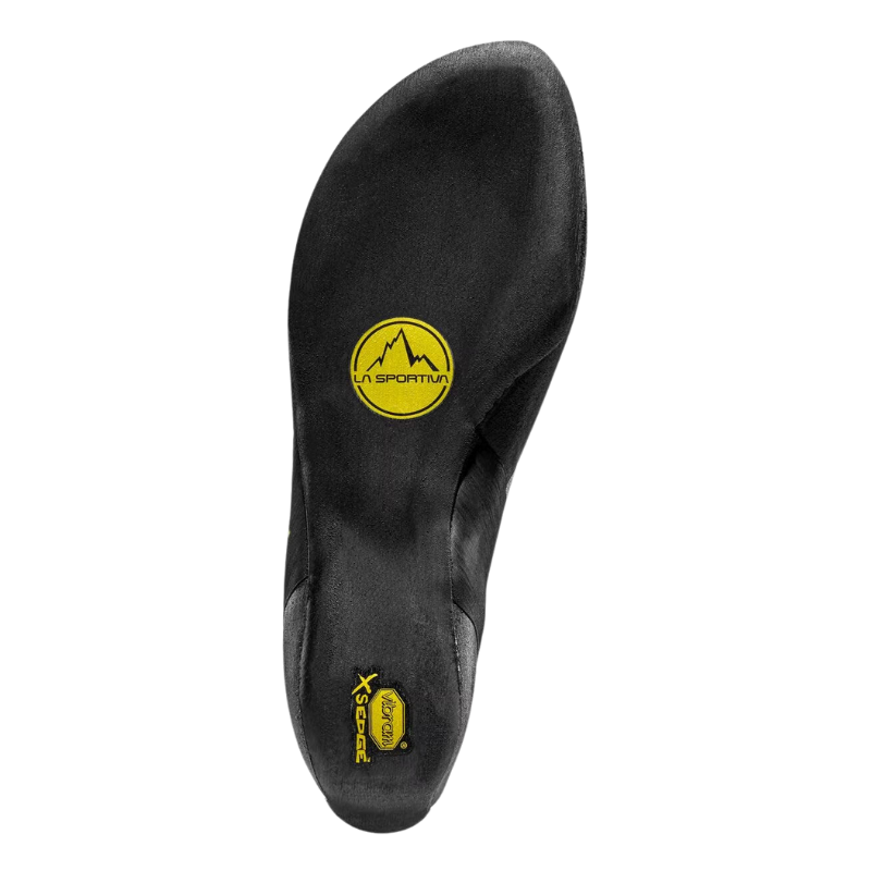 La suela negra de la zapatilla de escalada La Sportiva TC Pro presenta un logotipo amarillo de La Sportiva cerca del centro y un logotipo Vibram XS Grip hacia la parte inferior. Esta suela texturizada está diseñada para un agarre óptimo.