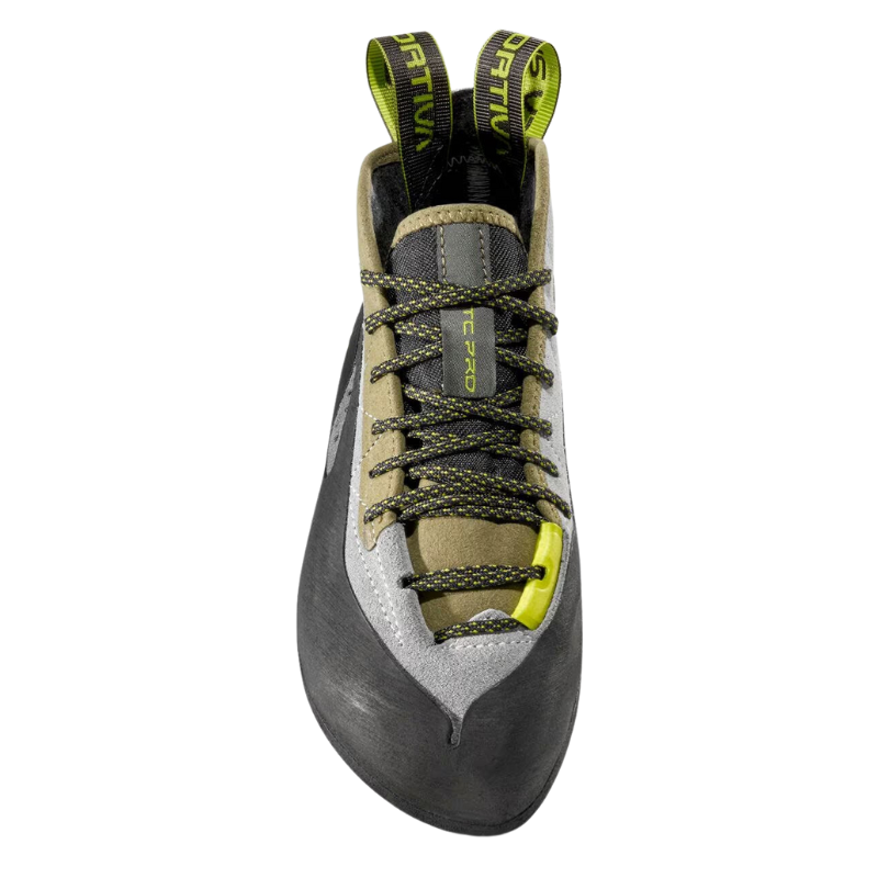La zapatilla de escalada La Sportiva TC Pro es un pie de gato con punta puntiaguda y diseño con cordones, en colores negro, gris y verde oliva. Se complementa con una cómoda trabilla en el talón para facilitar su colocación.