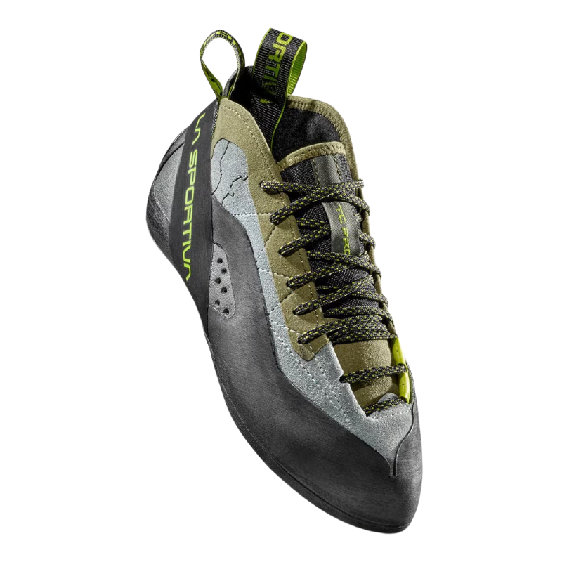 La zapatilla de escalada La Sportiva TC Pro presenta una llamativa combinación de colores verde y gris, acentuada con detalles en negro y amarillo. Este elegante calzado de escalada con marca visible ofrece precisión y estilo, especial para mujeres aventureras.