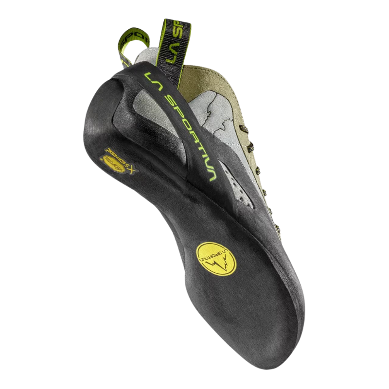Un zapato de escalada gris y amarillo con una suela gruesa negra, que presenta la marca "La Sportiva". Esta zapatilla de escalada La Sportiva TC Pro muestra la parte inferior y el talón adornados con logotipos circulares amarillos.
