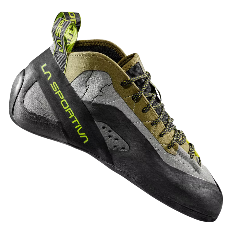 El calzado de escalada La Sportiva TC Pro en verde, gris y negro cuenta con cordones y una lengüeta con el nombre de la marca. Este diseño agresivo es ideal para escaladas técnicas, con una suela de goma duradera y un ajuste ceñido para un mejor agarre.