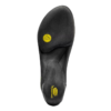 El zapato de escalada La Sportiva Kubo presenta una vista de cerca de su diseño negro con una suela hábilmente elaborada, que muestra una marca amarilla con logotipos cerca del talón y la puntera para un mejor agarre y rendimiento.