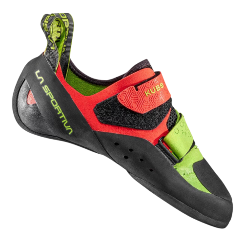 El pie de gato La Sportiva Kubo cuenta con un diseño vibrante con secciones en rojo, negro y verde. Incluye dos correas de velcro y la marca "La Sportiva" en el lateral. Su punta puntiaguda y su diseño ergonómico lo hacen ideal para escaladas desafiantes.