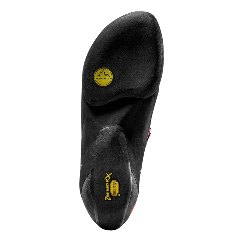 La vista inferior de la Zapatilla de Escalada La Sportiva Kubo Mujer muestra un zapato de escalada negro con una suela lisa, con una marca amarilla cerca de las áreas del talón y la puntera, resaltando la avanzada tecnología de goma Vibram XS Grip2.