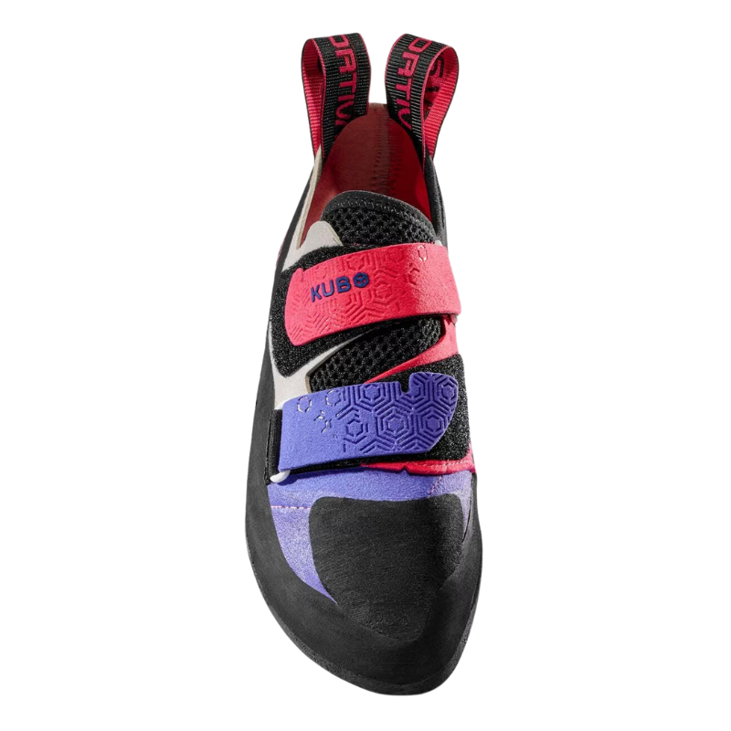 La zapatilla de escalada La Sportiva Kubo para mujer presenta correas de colores, suela negra y detalles vibrantes en rojo, morado y negro. Diseñada para el rendimiento, con una lengüeta en el talón y correas texturizadas para un mejor agarre y estilo.