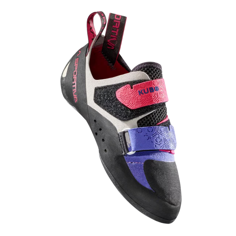 La zapatilla de escalada La Sportiva Kubo Mujer presenta paneles negros y grises con correas de velcro en rojo y azul intenso, una superficie texturizada que muestra el nombre de la marca y una práctica lengüeta en el talón.