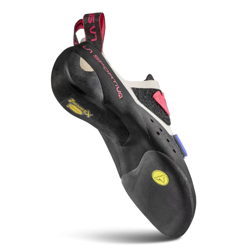 La zapatilla de escalada La Sportiva Kubo Mujer presenta una suela de goma negra con detalles de colores, un logotipo amarillo prominente y una etiqueta en el talón. Cuenta con un diseño ergonómico con tecnología avanzada de soporte y agarre.