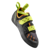 Un zapato de escalada La Sportiva Tarantula para mujer, de color negro y naranja, con correas de velcro de color verde brillante y presillas para tirar, y con el nombre "Tarantula" estampado en la correa y en la presilla del talón.