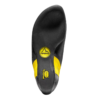 Primer plano de un modelo La Sportiva Katana Laces en negro y amarillo, con logotipos de la marca en la suela. El diseño elegante enfatiza el agarre y la estructura especializados para un rendimiento óptimo en escaladas.