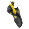 La zapatilla de escalada La Sportiva Katana Laces, en color negro y amarillo, es un calzado de escalada con un diseño curvo y suela texturizada. Cuenta con la marca en el talón y la lengüeta para tirar, lo que ofrece un mejor agarre y rendimiento.