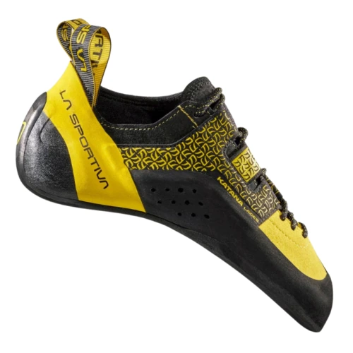 La zapatilla de escalada La Sportiva Katana Laces es un pie de gato de color amarillo y negro con el nombre de la marca en el lateral, un patrón único, cordones seguros y un lazo para ponérselo fácilmente.