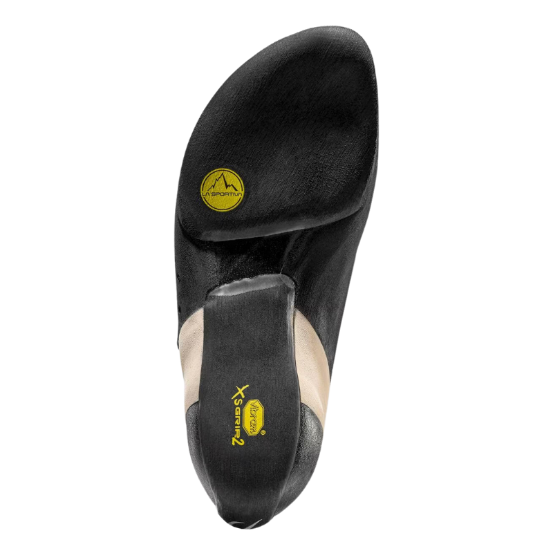 La imagen muestra la suela de una La Sportiva Katana Laces Mujer de caucho negro con el logotipo amarillo de Vibram XS Grip2. Diseñada para un rendimiento superior, tiene una punta puntiaguda y un ajuste ceñido alrededor del arco.