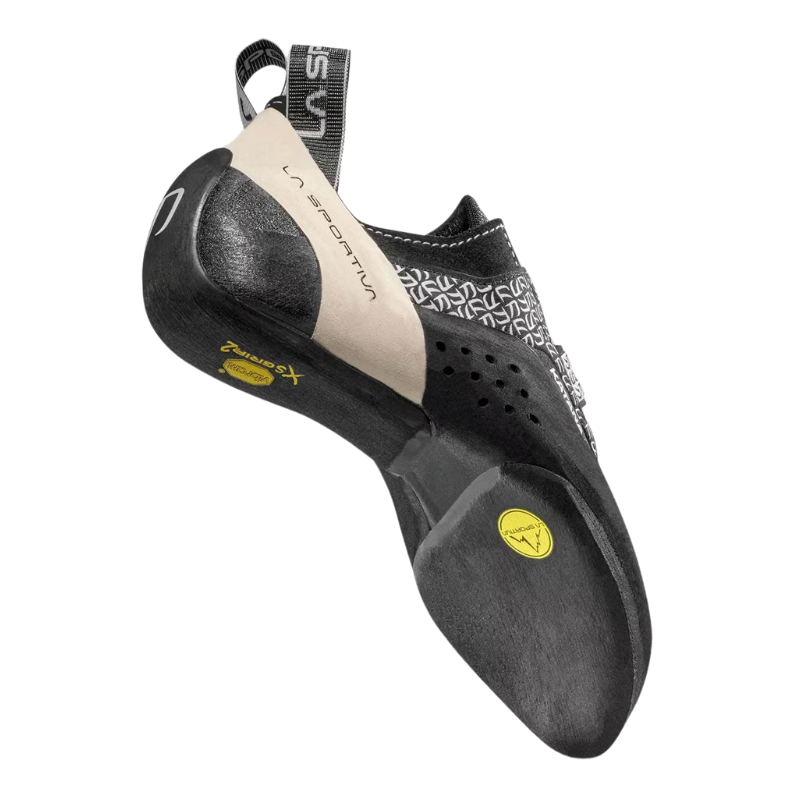 El pie de gato La Sportiva Katana Laces Mujer, en blanco y negro, se muestra de lado y en la parte inferior. Presenta una suela de goma texturizada, logotipo en el talón, patrón geométrico y lengüetas de lazo para un fácil manejo.