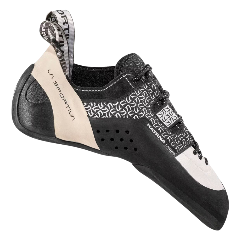 La zapatilla de escalada La Sportiva Katana Laces Mujer en blanco y negro presenta patrones intrincados, diseño con cordones, lengüeta para tirar y suela de goma reforzada. Colocada sobre un fondo blanco, muestra artísticamente sus vistas laterales e inferior.