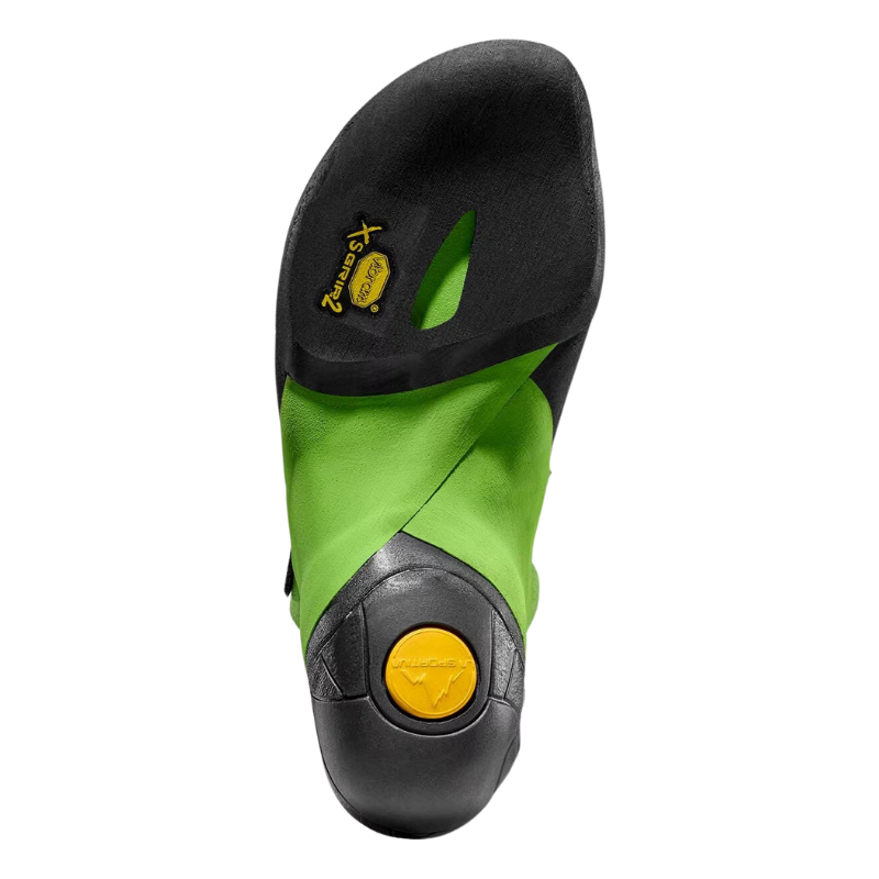 La zapatilla de escalada La Sportiva Skwama Vegan es un calzado de escalada verde y negro que se aprecia desde la suela. Presenta un logotipo amarillo cerca del talón y un diseño curvo único para un mejor agarre y rendimiento.