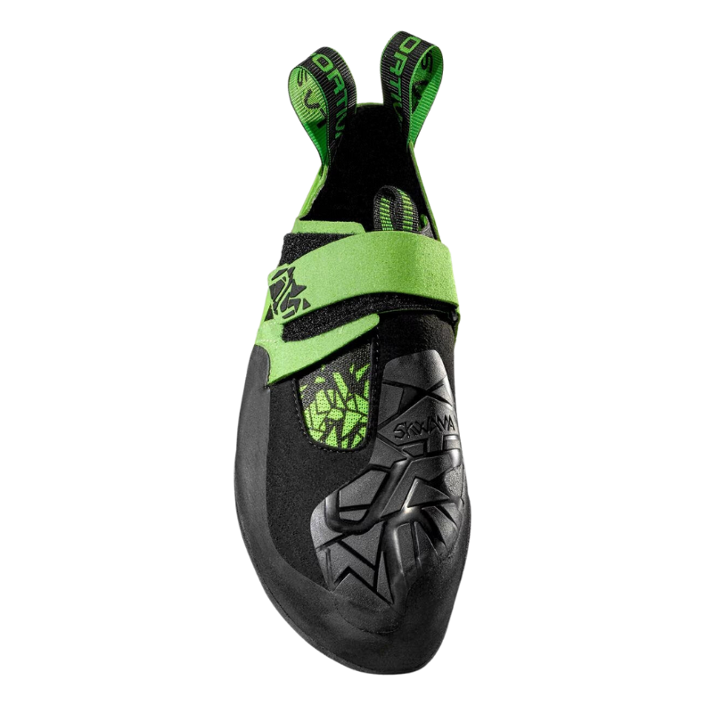 La zapatilla de escalada La Sportiva Skwama Vegan es un zapato de escalada negro y verde con correas de velcro y una suela de goma texturizada para mayor agarre y precisión, con marca y patrones geométricos en la puntera y el talón.