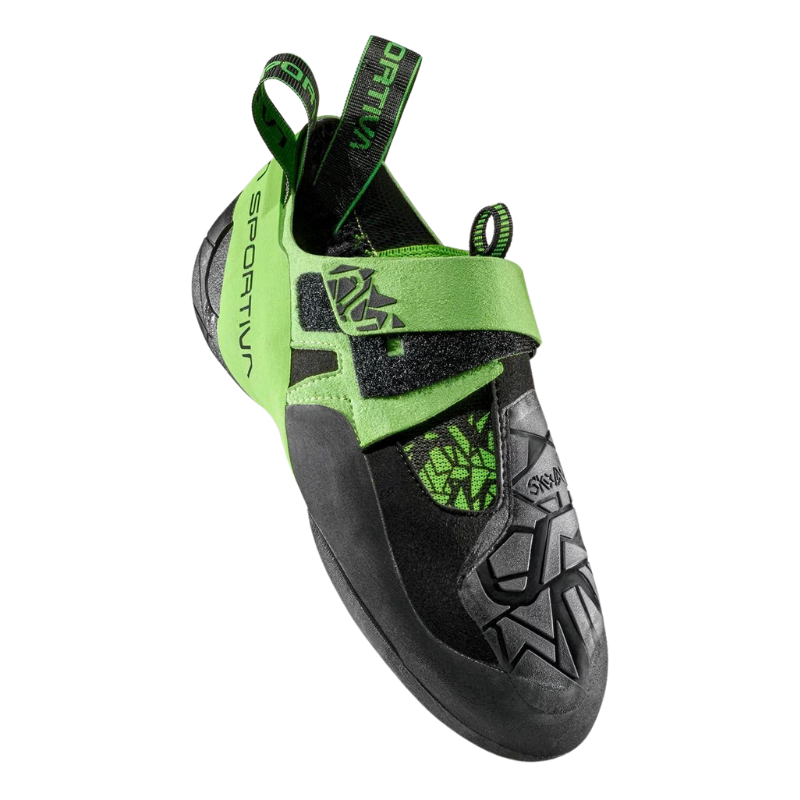 La zapatilla de escalada La Sportiva Skwama Vegan es un zapato de escalada negro y verde con correas de velcro, que presenta una suela resistente, un patrón geométrico único en el área de la puntera y el nombre de la marca en el talón y la correa.