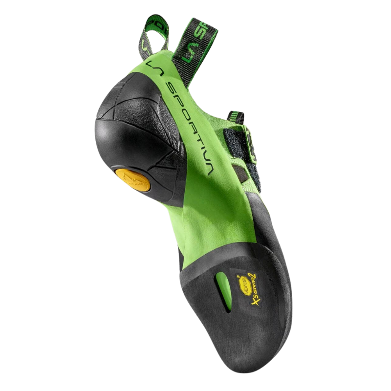 La zapatilla de escalada La Sportiva Skwama Vegan es un zapato de escalada verde neón y negro con una correa de velcro para un fácil ajuste, que presenta una suela de goma distintiva y una marca lateral para escalada en roca, con áreas reforzadas en el talón y la puntera que garantizan el máximo agarre.