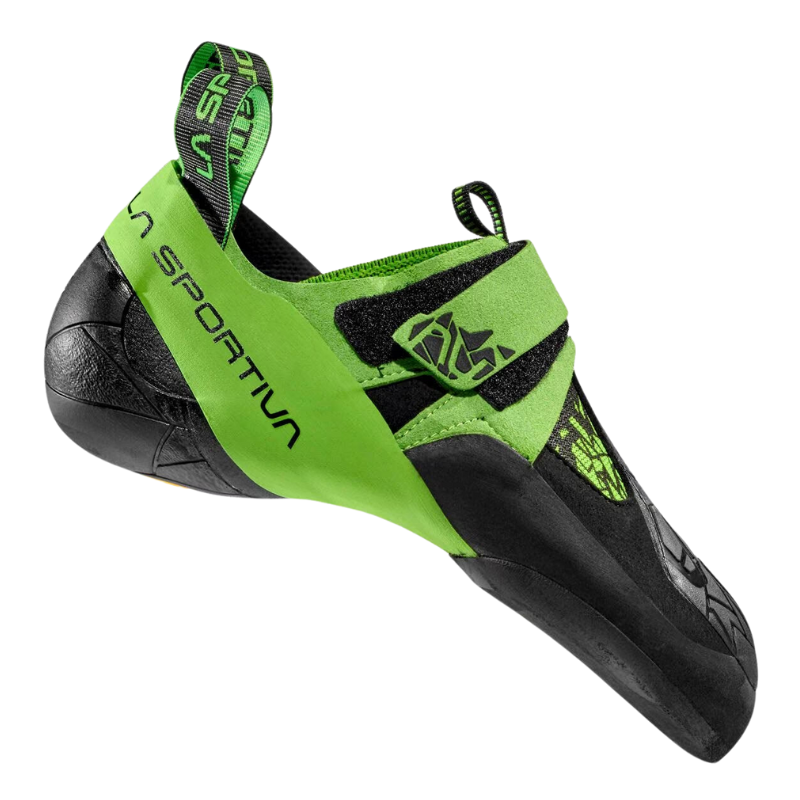 La zapatilla de escalada La Sportiva Skwama Vegan es un calzado de escalada verde y negro con correas de velcro, suela texturizada y marca en el talón y el costado. Está en ángulo para resaltar las secciones de goma en la puntera y el talón diseñadas para brindar agarre y rendimiento.