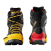 Las botas de montaña La Sportiva Aequilibrium ST GTX, con cordones amarillos y detalles en el talón en rojo, presentan un diseño resistente para aventuras al aire libre. La suela texturizada duradera es perfecta para cualquier caminata por la montaña.