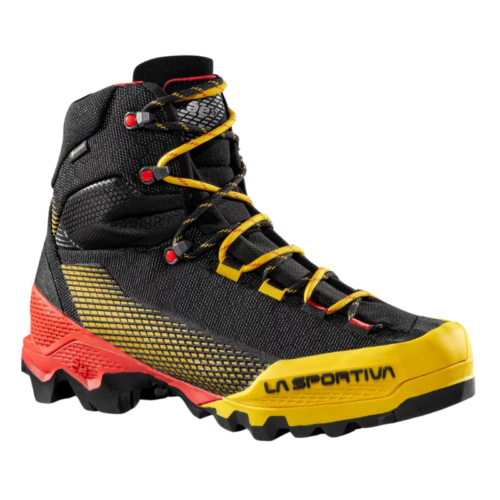 La zapatilla de montaña La Sportiva Aequilibrium ST GTX es una llamativa bota de senderismo en negro, amarillo y rojo. Presenta un diseño de tobillo alto con cordones amarillos, suela texturizada para mayor agarre y marca en el lateral. Fabricada con malla y materiales sintéticos, esta bota garantiza durabilidad y soporte para aventuras.